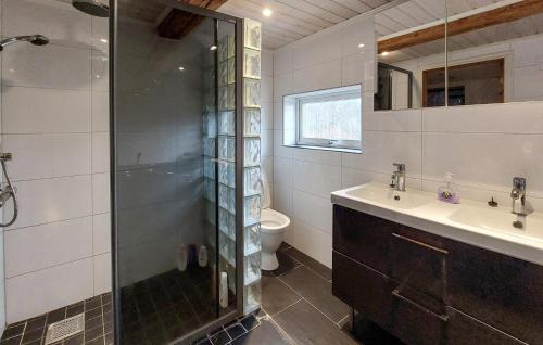 y baño con ducha, lavabo y aseo. en 3 Bedroom Beautiful Home In Lnashult, en Lönashult