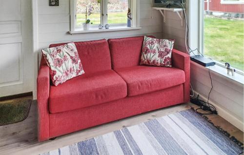 Posezení v ubytování Cozy Home In Strömstad With Wifi
