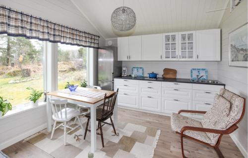 Η κουζίνα ή μικρή κουζίνα στο Cozy Home In Strömstad With Wifi