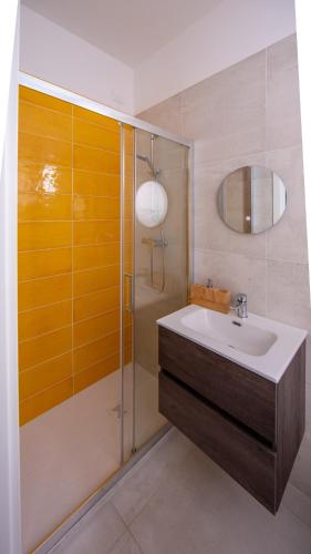 a bathroom with a sink and a shower at Ars de mar in Martinsicuro