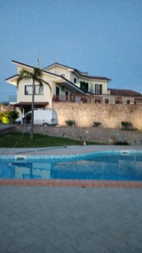 una casa con piscina frente a una casa en Il Panorama, en Giungano