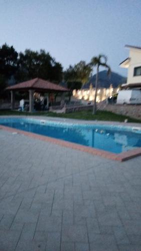 una piscina frente a una casa en Il Panorama, en Giungano