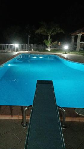 una gran piscina azul por la noche en Il Panorama, en Giungano