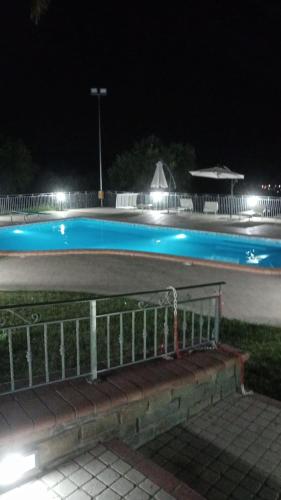 una piscina por la noche con luces en Il Panorama, en Giungano