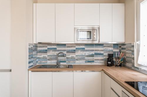 Una cocina o zona de cocina en La casa del sole a 50 m dal mare