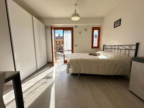 羅卡迪梅佐的住宿－Casetta delle Rocche，一间卧室设有一张床和一个阳台