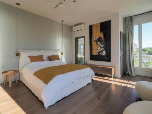 - une chambre avec un grand lit et une grande fenêtre dans l'établissement Castel Anita, à Marseille