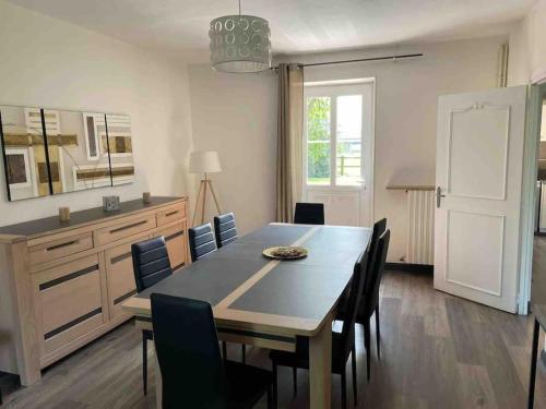 une salle à manger avec une table et des chaises dans l'établissement Rugles Cocooning, à Rugles