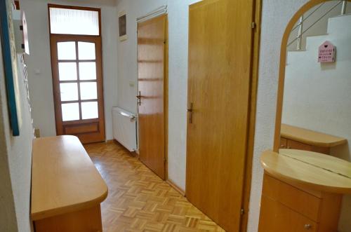 ein Badezimmer mit einem Waschbecken, einem Spiegel und einer Tür in der Unterkunft Feel Good Apartments in Ohrid