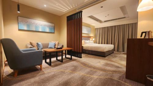 une chambre d'hôtel avec un lit et un canapé dans l'établissement Platinum Hotel, à Yanbu