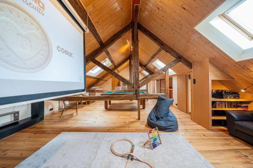 a large screen in a living room with a presentation at Les Frangines in Saint-Hubert