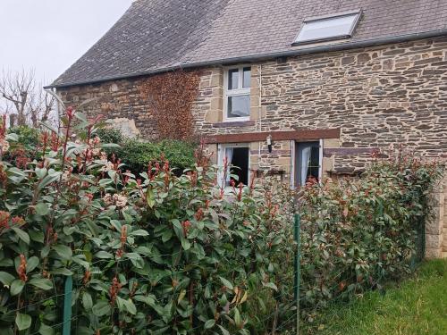 une maison en briques avec un jardin devant dans l'établissement location en Bretagne, à Néant-sur-Yvel