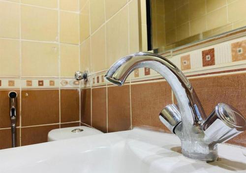 Zad al Bait Hotel في مكة المكرمة: حوض الحمام به صنبور و مرحاض