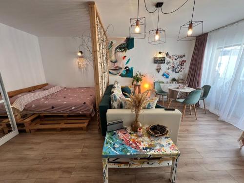 uma sala de estar com um sofá, uma cama e uma mesa em Magician’s House with it’s own parking em Bucareste