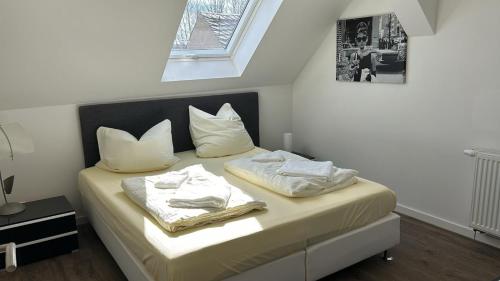 uma cama com duas almofadas num quarto em Schönherrstrasse em Chemnitz