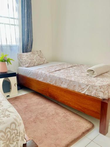 Un pat sau paturi într-o cameră la Ample home 2 bedroom apartment
