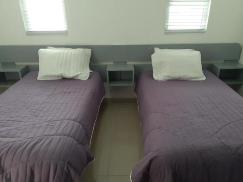 twee bedden naast elkaar in een kamer bij Casa Amealco in Amealco