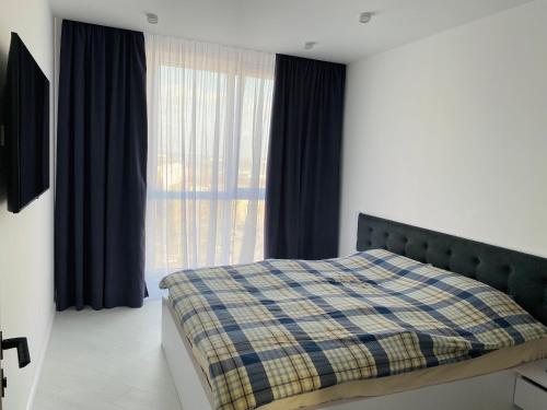 a bedroom with a bed and a large window at Apartment 2 bedrooms in Chişinău