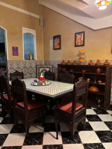 een eetkamer met een tafel en stoelen bij Riad khoya magnifique in Marrakesh