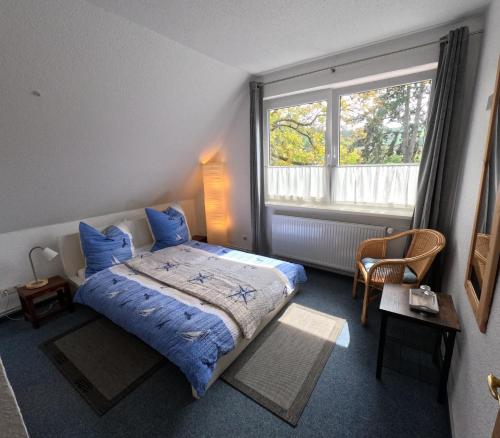 een slaapkamer met een bed en een groot raam bij Kiek Inn in Hitzacker