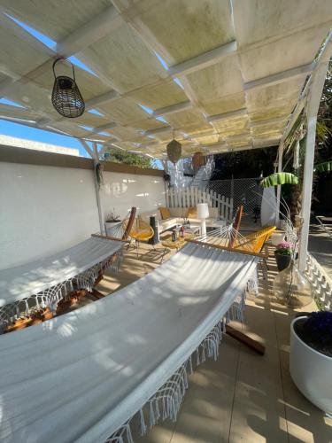 patio con sedie e panca sul portico di Villa Immacolata a Casalabate