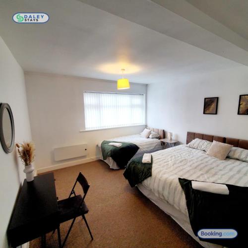 Llit o llits en una habitació de Cheadle Rooftop Apartment by Daley Stays - Sleep 6