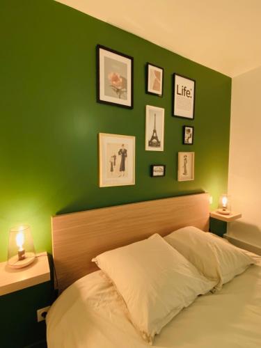 a green bedroom with a bed and a green wall at THE SHARE HOUSE in Tillé