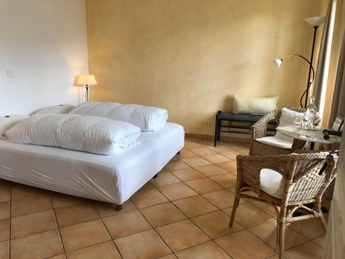 een slaapkamer met een bed, een tafel en een stoel bij Casa Concerto in Brissago