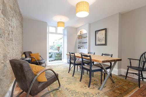 - une salle à manger avec une table et des chaises dans l'établissement Jaw-dropping view over the English Channel, à Wroxall