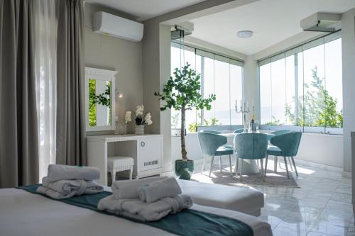 um quarto com uma cama e uma sala de jantar em Villa Bella Ohrid em Ohrid