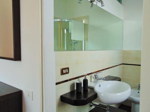 y baño con lavabo y espejo. en Appartamento Giglio Rosso, en Scarperia