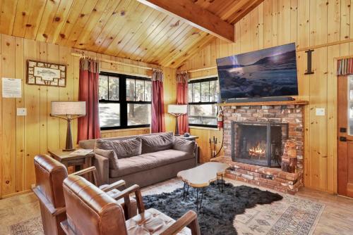 2464-Bruin Chalet cabin في بيغ بير لاكي: غرفة معيشة مع أريكة ومدفأة