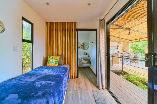 sypialnia z łóżkiem i balkonem w obiekcie Al Caribe Sur w mieście Puerto Viejo