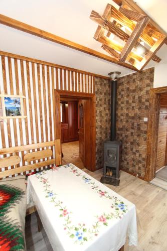 Zimmer mit einem Bett und einem Holzofen in der Unterkunft Будиночок для щастя in Jaremtsche