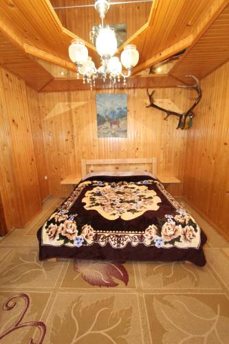 Habitación con cama con flores en el suelo en Будиночок для щастя, en Yaremche