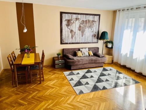 ein Wohnzimmer mit einem Sofa und einem Tisch in der Unterkunft Citymajor Apartment-Free parking in Budapest