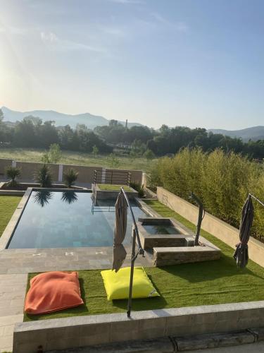 - une piscine bordée d'une pelouse verdoyante dans l'établissement Belle propriété entre Terre et Mer, à Hérépian