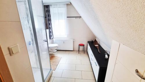 a small bathroom with a toilet and a window at Ferienwohnung Seestern Ückeritz in Ueckeritz