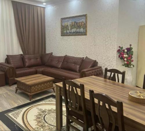 uma sala de estar com um sofá e uma mesa em Al breeze em Baku