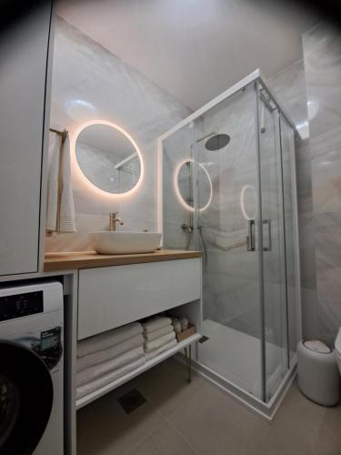 een badkamer met een wastafel en een douche bij Salona Lux in Klis