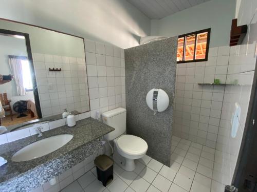 y baño con aseo, lavabo y espejo. en Tabatinga Beach Hotel, en Nísia Floresta