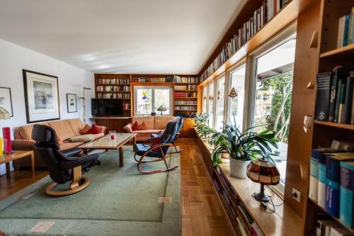 uma sala de estar com muitas estantes em Ferienhaus - Zum Findling - em Braunlage