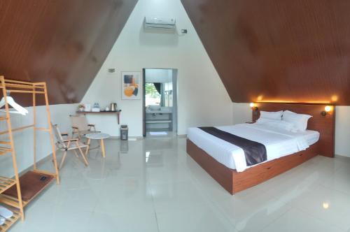 1 dormitorio con 1 cama, 1 mesa y 1 silla en Kawaland glamping resort, en Telukbakau