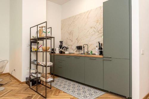 uma cozinha com um armário verde e um balcão em CasaCri em Turim