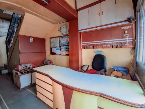 um interior de uma caravana com uma mesa e cadeiras em Hotel Annapurna em Bhuj