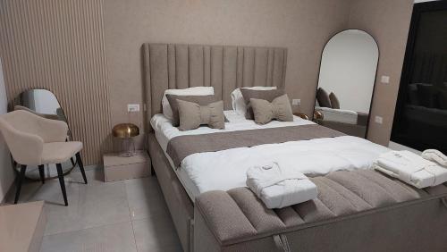 een slaapkamer met een groot bed en 2 handdoeken bij royal vila netivot in Netivot
