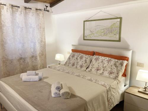 um quarto com uma cama com toalhas em Casa Marlù em Taormina