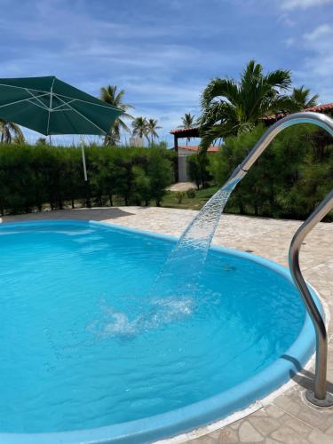 une fontaine dans la piscine dans l'établissement Kasa Faheina - Praia de Fagundes, à Lucena
