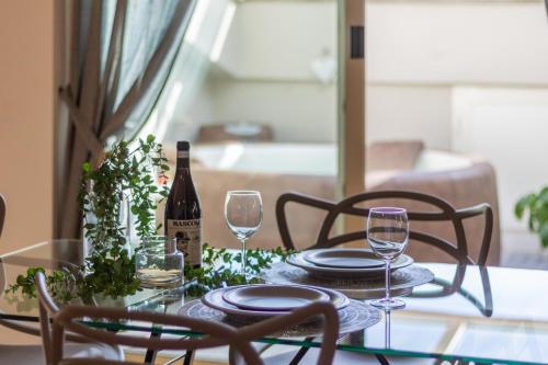 - une table avec une bouteille de vin et deux verres dans l'établissement Sweet Home Lilli, à Ronciglione