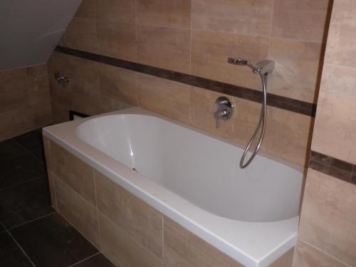 y baño con ducha y bañera. en Apartment Paradise Michalská, en Praga